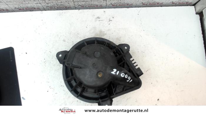 Heating and ventilation fan motor from a Renault Megane Break/Grandtour (KA) 1.4 16V 2000