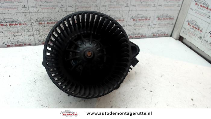 Heating and ventilation fan motor from a Renault Megane Break/Grandtour (KA) 1.4 16V 2000