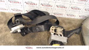 Used Front seatbelt, left Volkswagen Bora (1J2) 1.6 Price on request offered by Autodemontage M.J. Rutte B.V.