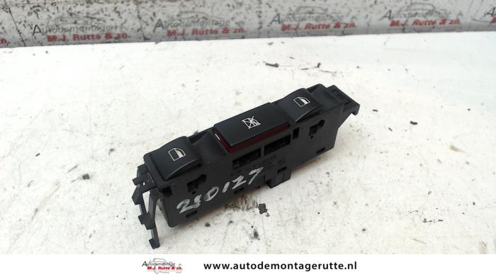 Multi-functional window switch from a BMW 3 serie Touring (E46/3) 320i 24V 2000