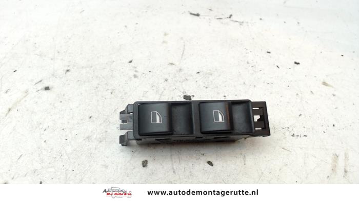 Usados Interruptor combinado de ventanillas BMW 3 serie Touring (E46/3) 320i 24V Precio de solicitud ofrecido por Autodemontage M.J. Rutte B.V.
