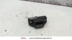 Used Tailgate lock stop Renault Clio II (BB/CB) 1.6 16V Price on request offered by Autodemontage M.J. Rutte B.V.