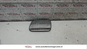 Używane Szyba lusterka lewego Peugeot 307 CC (3B) 1.6 16V Cena na żądanie oferowane przez Autodemontage M.J. Rutte B.V.