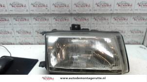 Used Headlight, right Volkswagen Caddy II (9K9A) 1.9 TDI Price on request offered by Autodemontage M.J. Rutte B.V.