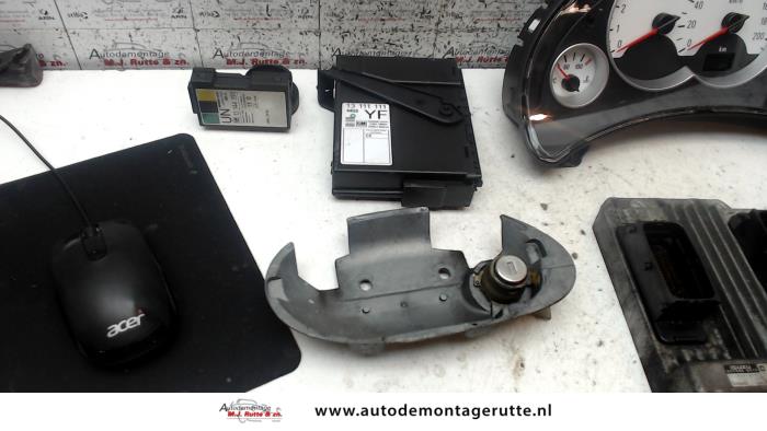 Ignition lock + computer from a Opel Corsa C (F08/68) 1.7 CDTi 16V 2005
