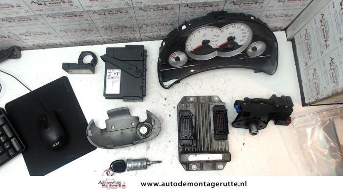Ignition lock + computer from a Opel Corsa C (F08/68) 1.7 CDTi 16V 2005
