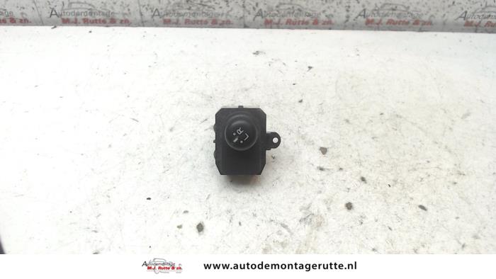 Używane Przelacznik lusterka Daihatsu Cuore (L251/271/276) 1.0 12V DVVT Cena na żądanie oferowane przez Autodemontage M.J. Rutte B.V.