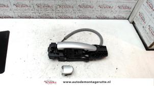 Usagé Poignée de porte arrière gauche Volkswagen Polo V (6R) 1.2 TDI 12V BlueMotion Prix sur demande proposé par Autodemontage M.J. Rutte B.V.