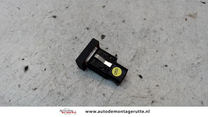 Panikbeleuchtung Schalter van een Volkswagen Polo V (6R) 1.2 TDI 12V BlueMotion 2011