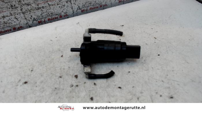 Windscreen washer pump from a Volkswagen Polo V (6R) 1.2 TDI 12V BlueMotion 2011