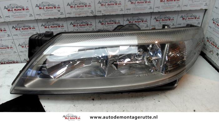 Używane Reflektor lewy Renault Laguna II Grandtour (KG) 1.8 16V Cena € 100,00 Procedura marży oferowane przez Autodemontage M.J. Rutte B.V.