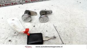 Used Door lock cylinder, left Renault Clio (B/C57/357/557/577) 1.4 Kat. Price on request offered by Autodemontage M.J. Rutte B.V.