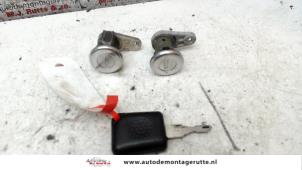 Used Door lock cylinder, right Renault Clio (B/C57/357/557/577) 1.4 Kat. Price on request offered by Autodemontage M.J. Rutte B.V.