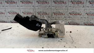 Gebrauchte Türschlossmechanik 4-türig rechts vorne Peugeot 107 1.0 12V Preis auf Anfrage angeboten von Autodemontage M.J. Rutte B.V.