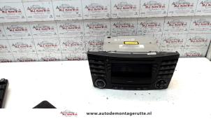 Używane Radio Mercedes E Combi (S211) 2.2 E-220 CDI 16V Cena na żądanie oferowane przez Autodemontage M.J. Rutte B.V.