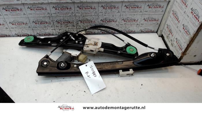 Window mechanism 4-door, front right from a BMW 3 serie Touring (E91) 320d 16V Corporate Lease 2005
