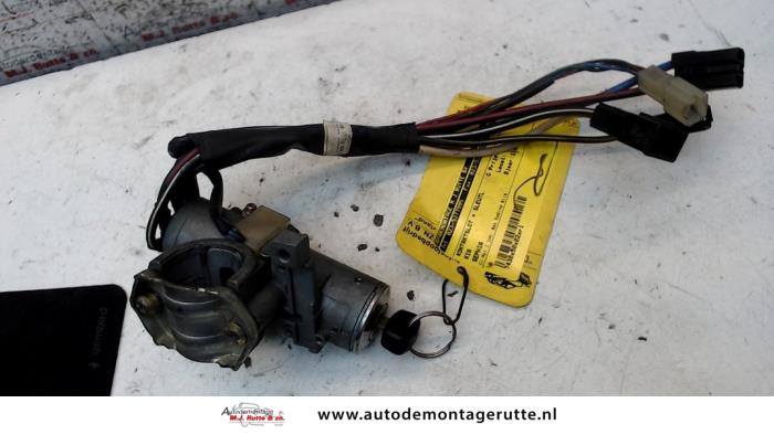 Używane Stacyjka + Kluczyk Kia Sephia (FA/FB22) 1.6i Cena na żądanie oferowane przez Autodemontage M.J. Rutte B.V.