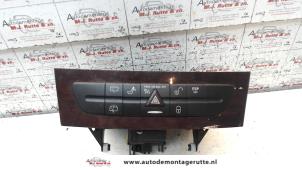 Gebrauchte Panikbeleuchtung Schalter Mercedes E Combi (S211) 2.2 E-220 CDI 16V Preis auf Anfrage angeboten von Autodemontage M.J. Rutte B.V.