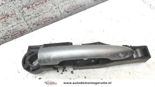 Used Door handle 4-door, front left Renault Clio III (BR/CR) 1.4 16V Price on request offered by Autodemontage M.J. Rutte B.V.