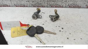 Used Door lock cylinder, right Kia Carens II (FJ) 2.0 CRDI 16V Price on request offered by Autodemontage M.J. Rutte B.V.