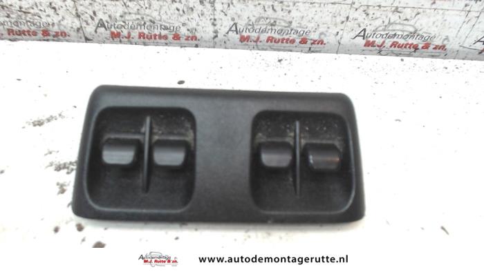 Usados Interruptor combinado de ventanillas Rover 25 1.8 16V Steptronic Precio de solicitud ofrecido por Autodemontage M.J. Rutte B.V.