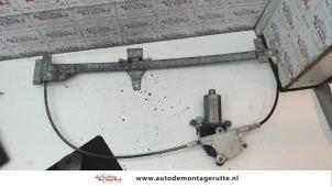 Używane Mechanizm szyby lewej przedniej wersja 2-drzwiowa Mercedes Vito (638.0) 2.3 110D Cena na żądanie oferowane przez Autodemontage M.J. Rutte B.V.