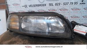 Używane Reflektor prawy Volvo V70 (SW) 2.4 D5 20V Cena na żądanie oferowane przez Autodemontage M.J. Rutte B.V.