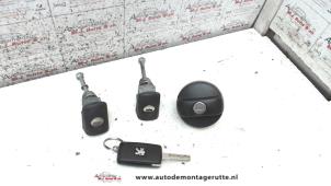 Used Door lock cylinder, left Peugeot Expert (G9) 2.0 HDi 120 Price on request offered by Autodemontage M.J. Rutte B.V.