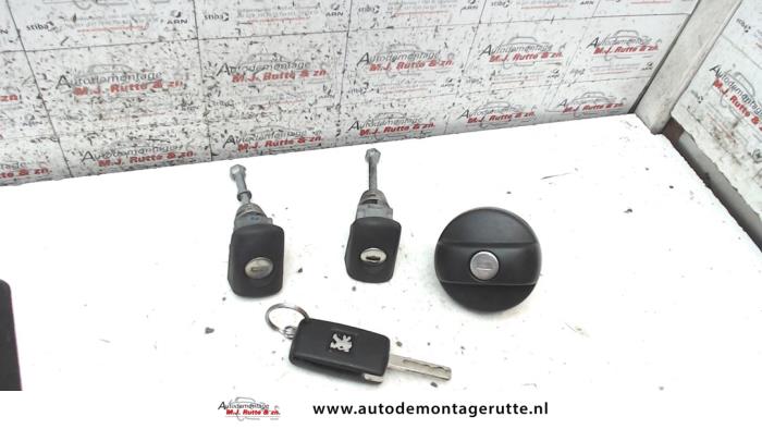 Wkladka zamka drzwiowego prawa z Peugeot Expert (G9) 2.0 HDi 120 2009