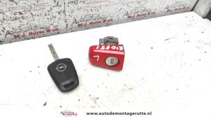 Usados Cilindro de cerradura de puerta izquierda Opel Astra H (L48) 1.6 16V Twinport Precio de solicitud ofrecido por Autodemontage M.J. Rutte B.V.