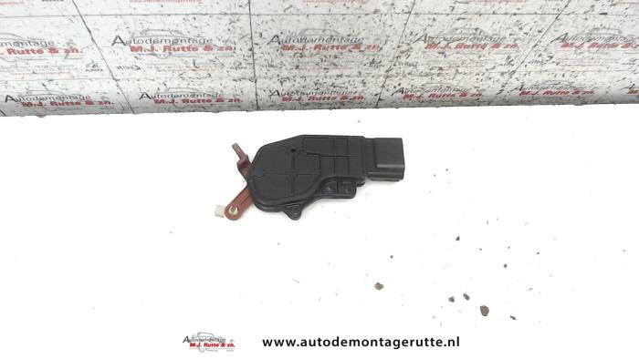 Central locking motor from a Peugeot 107 1.0 12V 2007