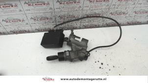 Usagé Serrure de contact + clé Volkswagen Polo III (6N2) 1.4 16V 75 Prix sur demande proposé par Autodemontage M.J. Rutte B.V.