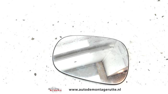Używane Szyba lusterka lewego Renault Modus/Grand Modus (JP) 1.2 16V Cena na żądanie oferowane przez Autodemontage M.J. Rutte B.V.