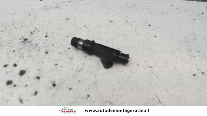 Injector (petrol injection) from a Opel Astra H SW (L35) 1.6 16V Twinport 2006