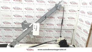 Used Window mechanism 2-door, front left Hyundai H-300 2.5 CRDi Price on request offered by Autodemontage M.J. Rutte B.V.