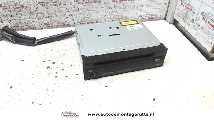 Używane Odtwarzacz CD Toyota Yaris (P1) 1.4 D-4D Cena na żądanie oferowane przez Autodemontage M.J. Rutte B.V.