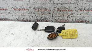 Used Door lock cylinder, left Renault Kangoo Express (FC) 1.9 D 65 Price on request offered by Autodemontage M.J. Rutte B.V.