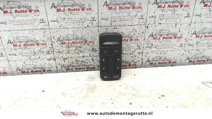 Usados Interruptor combinado de ventanillas Opel Vectra C Caravan 2.2 DIG 16V Precio € 25,00 Norma de margen ofrecido por Autodemontage M.J. Rutte B.V.
