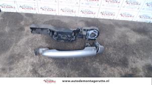 Used Rear door handle 4-door, right Renault Clio III (BR/CR) 1.4 16V Price on request offered by Autodemontage M.J. Rutte B.V.