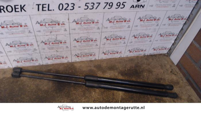 Kit amortisseur gaz hayon d'un Volkswagen Polo V (6R) 1.2 TDI 12V BlueMotion 2011