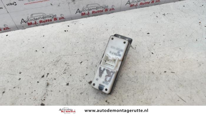 Electric window switch from a Opel Frontera (6B) 3.2 V6 24V 1999