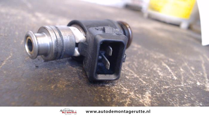 Injector (petrol injection) from a Volkswagen Golf IV (1J1) 2.3 V5 GTI 1998