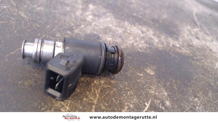 Injector (petrol injection) from a Volkswagen Golf IV (1J1) 2.3 V5 GTI 1998