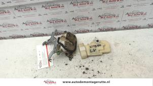 Used Door lock mechanism 4-door, front left Toyota Yaris Verso (P2) 1.5 16V Price on request offered by Autodemontage M.J. Rutte B.V.