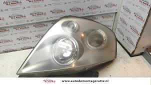 Used Headlight, right Ssang Yong Rexton 2.9 TD RJ 290 Price on request offered by Autodemontage M.J. Rutte B.V.