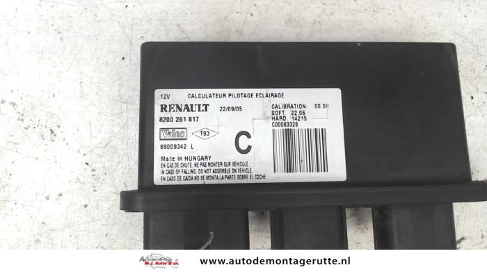 Ordenador de iluminación de un Renault Clio III (BR/CR) 1.4 16V 2005