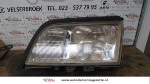 Używane Reflektor lewy Mercedes C (W202) 1.8 C-180 16V Cena na żądanie oferowane przez Autodemontage M.J. Rutte B.V.