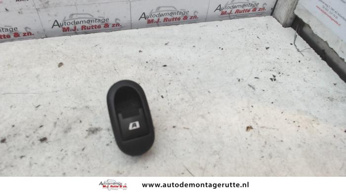 Electric window switch from a Citroën C3 (FC/FL/FT) 1.6 16V 2002