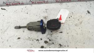 Used Door lock cylinder, left Seat Arosa (6H1) 1.4 MPi Price on request offered by Autodemontage M.J. Rutte B.V.
