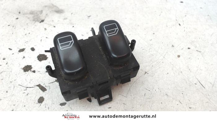 Używane Przelacznik combi okienny Mercedes ML I (163) 320 3.2 V6 18V Autom. Cena na żądanie oferowane przez Autodemontage M.J. Rutte B.V.